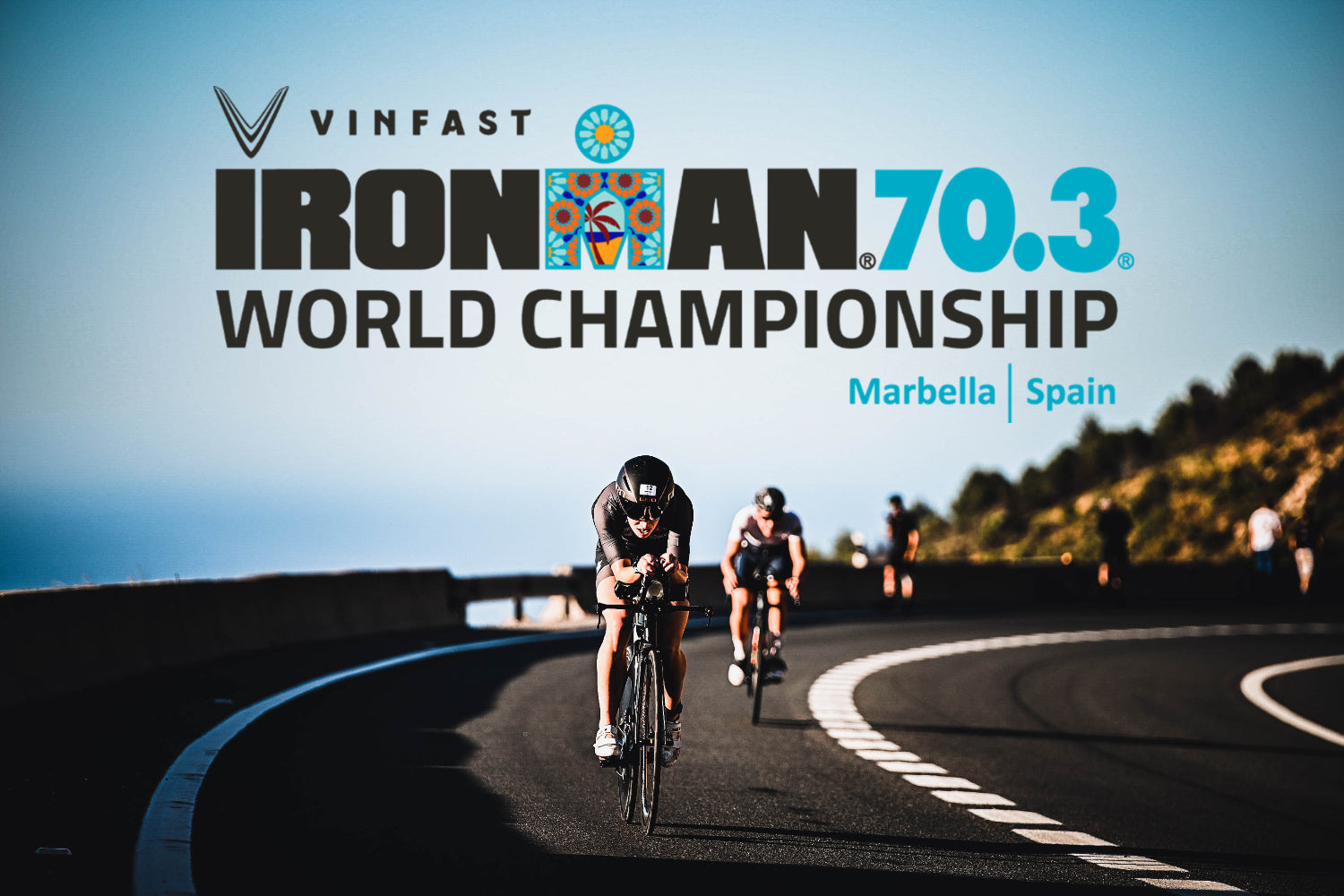 Titelbild Ironman 70.3 WM 2025 Marbella: Zwei Triathleten in Aerposition auf einer spanischen Küstenstrasse