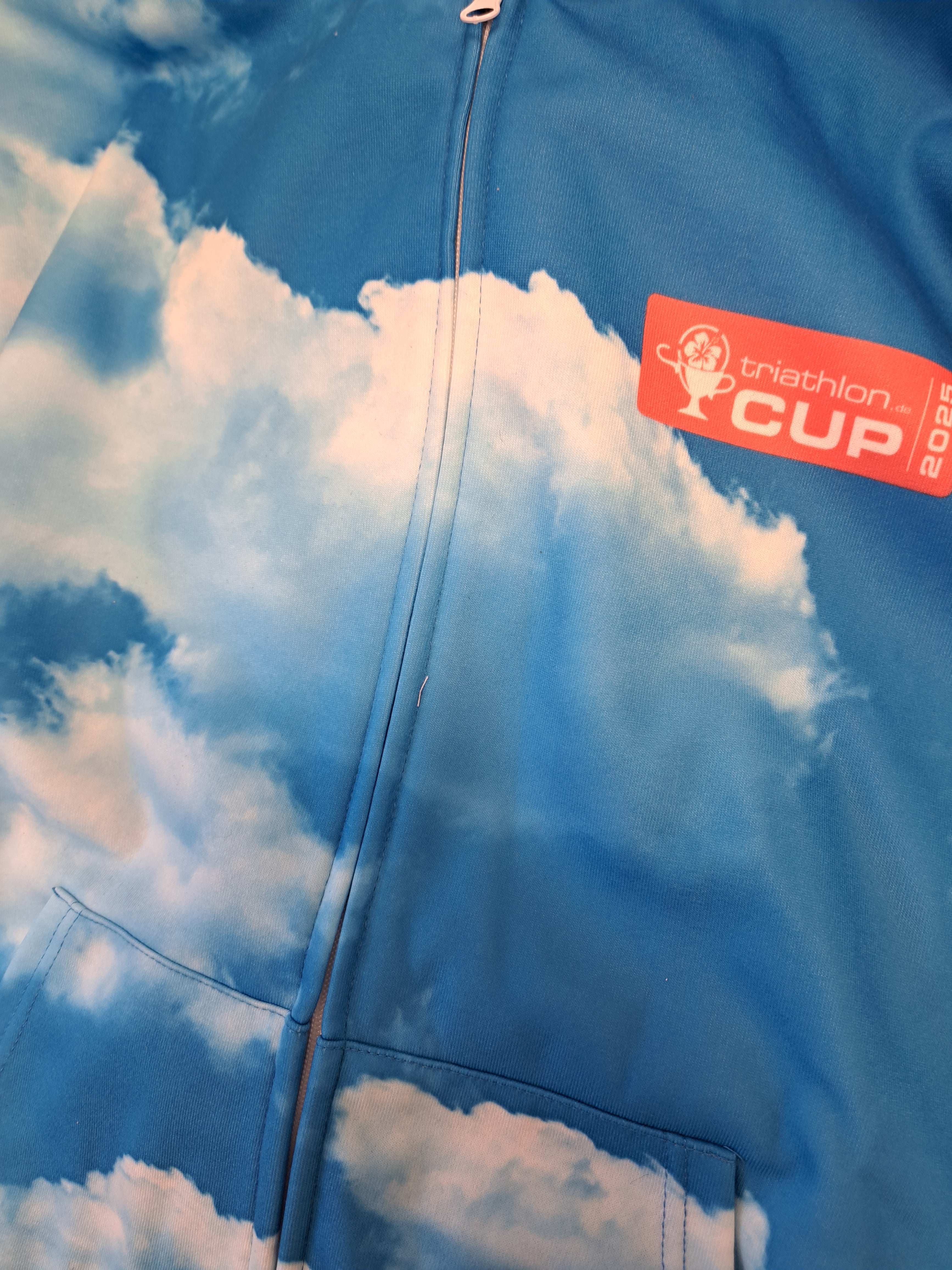 triathlon.de Hoodie Cup 2025, mit Kapuze, 3D Druck/Wolken