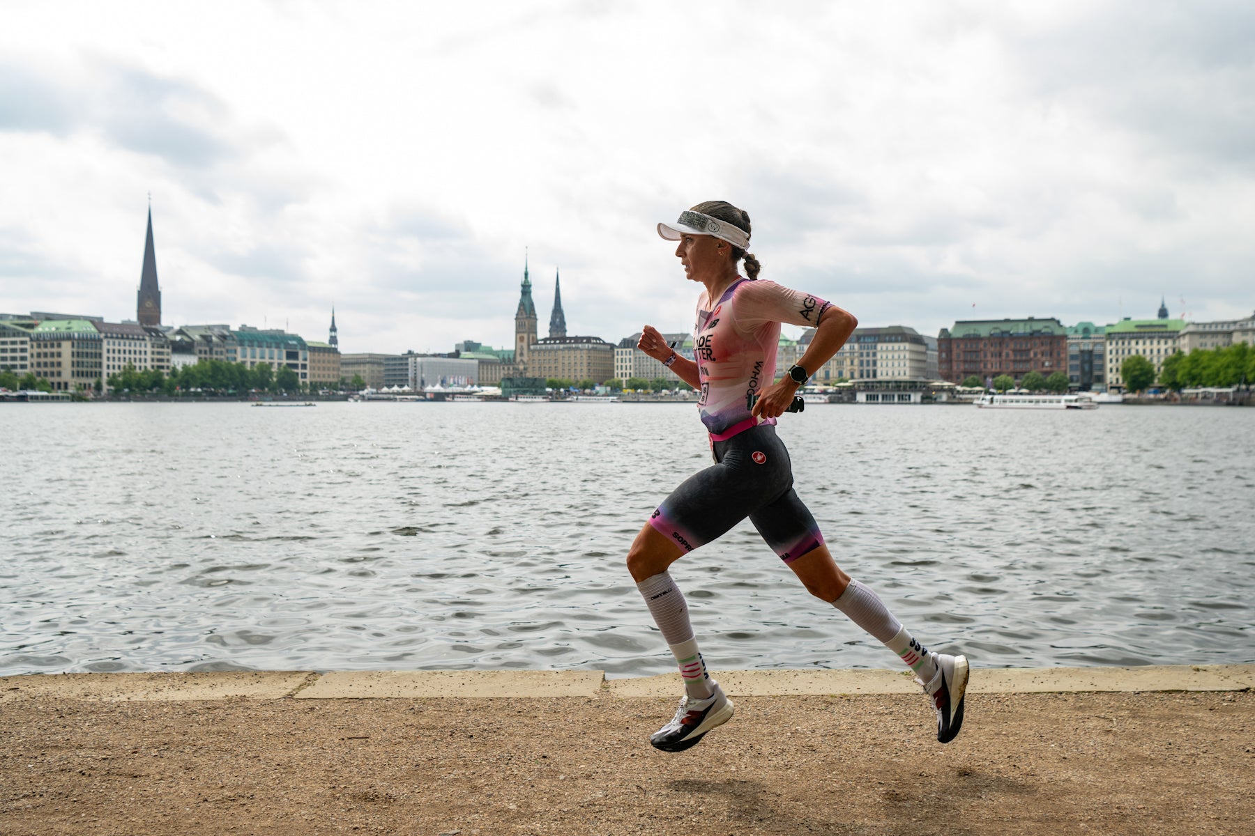 Laura Philipp beim Marathonlauf an der Hamburger Binnenalster
