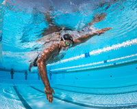 Unterwasseraufnahme eines Schwimmers beim Kraul-Armzug von schräg vorn