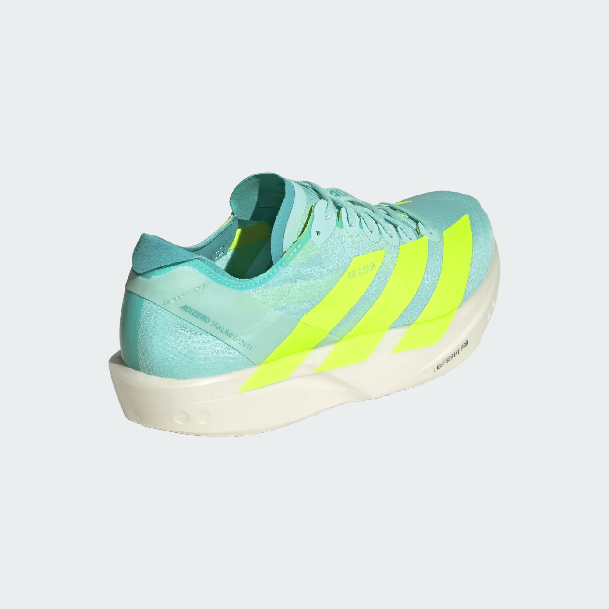 Schrägansicht rechter Schuh von hinten