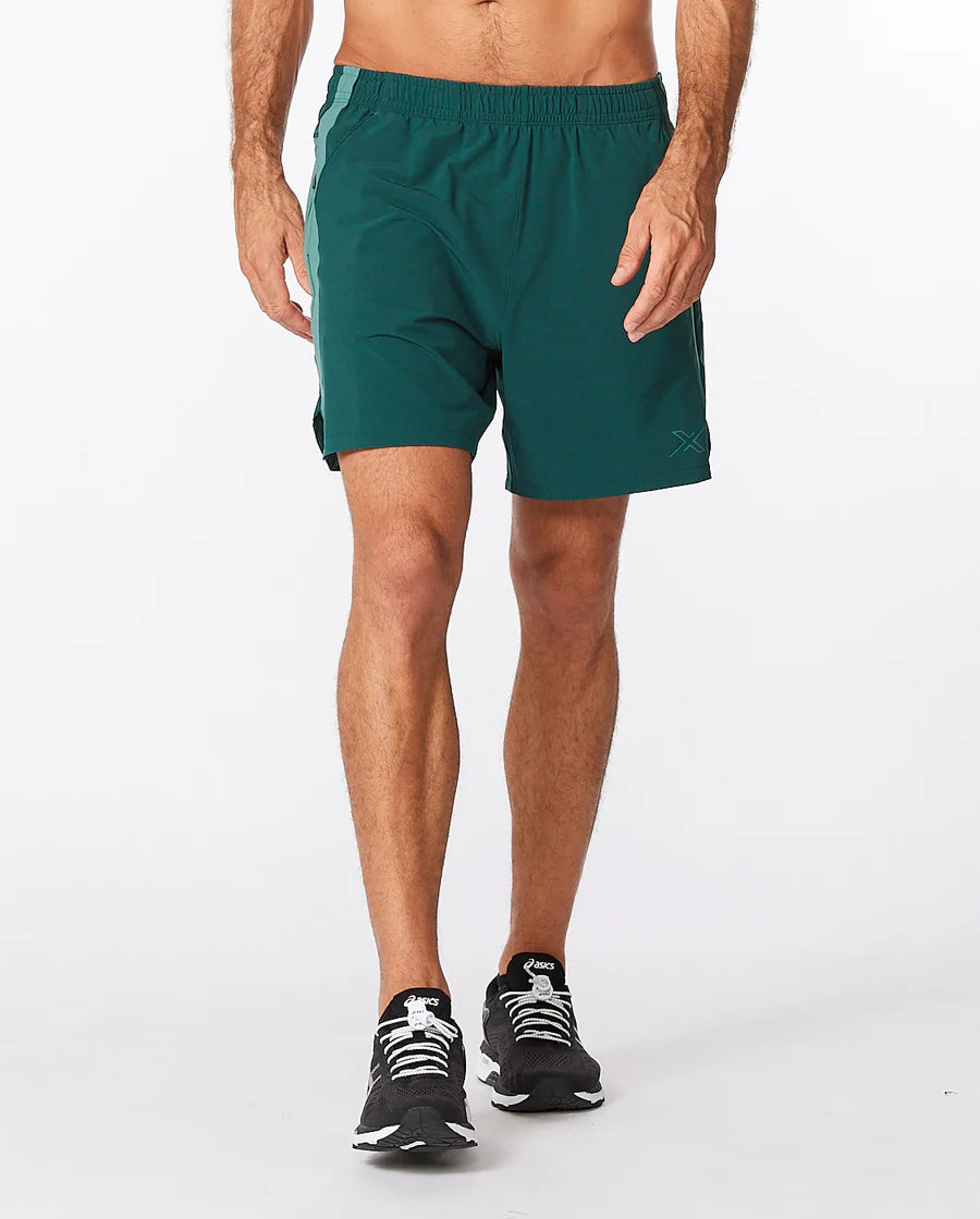 2XU Motion 6 Inch Shorts Herren, Pine/Silver Sage